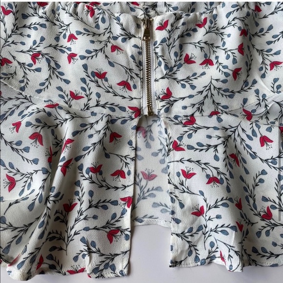 BEBE Off Shoulder Floral peplum style crop top - Picture 4 of 7